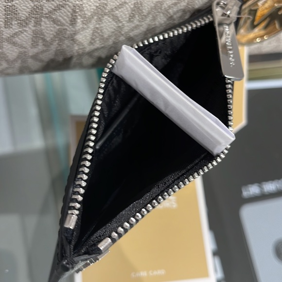 MICHAEL KORS
Jet Set Travel Medium Top Zip Leather Card Case Wallet 
Black 
NWT - Picture 9 of 16